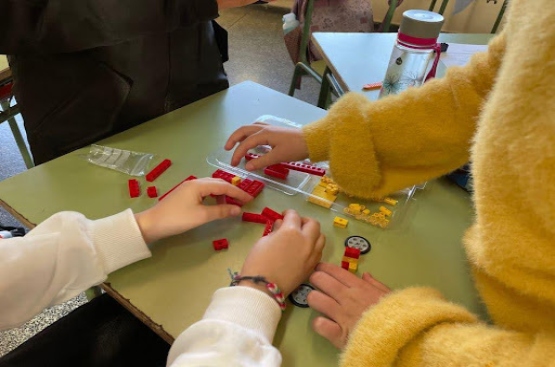 Alumnas del programa educativo Aquae STEM trabajando con los Lego
