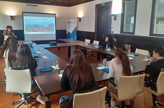 Ir a la noticia Aguas de Avilés forma a mujeres de Fundación Secretariado Gitano sobre consumo responsable del agua y bonificaciones en la factura