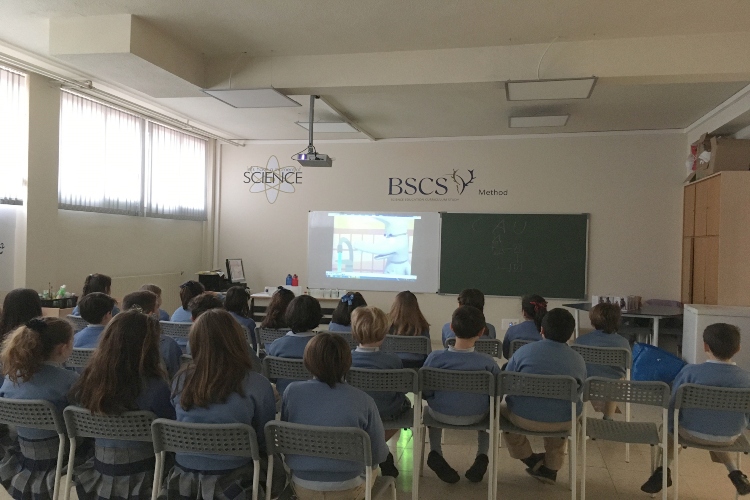 Aula en una sesión de Aqualogía en el colegio San Fernando