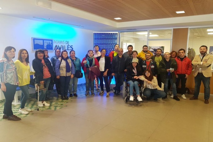 Foto de alumnos de ASPAYM en una visita a las instalaciones de Aguas de Avilés.