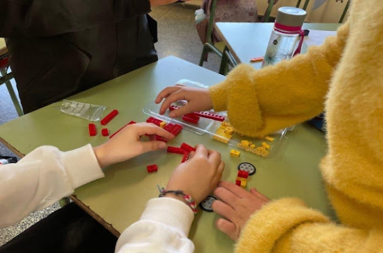 Alumnas del programa educativo Aquae STEM trabajando con los Lego 
