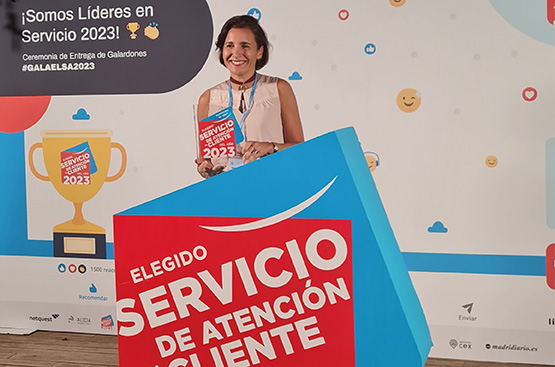 María Monzó, directora de Clientes de Agbar, grupo del que forma parte Asturagua, el socio privado de Aguas de Avilés, recogiendo el premio.