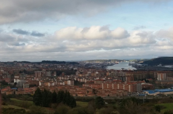 Una vista de Avilés desde una zona alta 