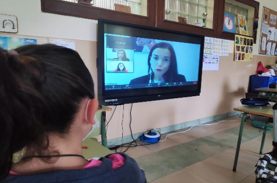 Ir a la noticia Aguas de Avilés acerca la ciencia a los escolares de Primaria de la mano de la química Elena Mielgo