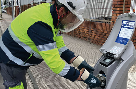 Ismael Rodríguez, operario CIS de Asturagua, conectando el adaptador para la manguera del camión de saneamiento
